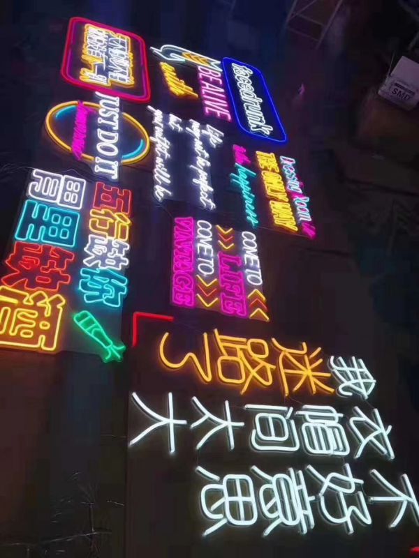 大型梦幻网红馆 霓虹灯墙与互动展陈的吸引法则